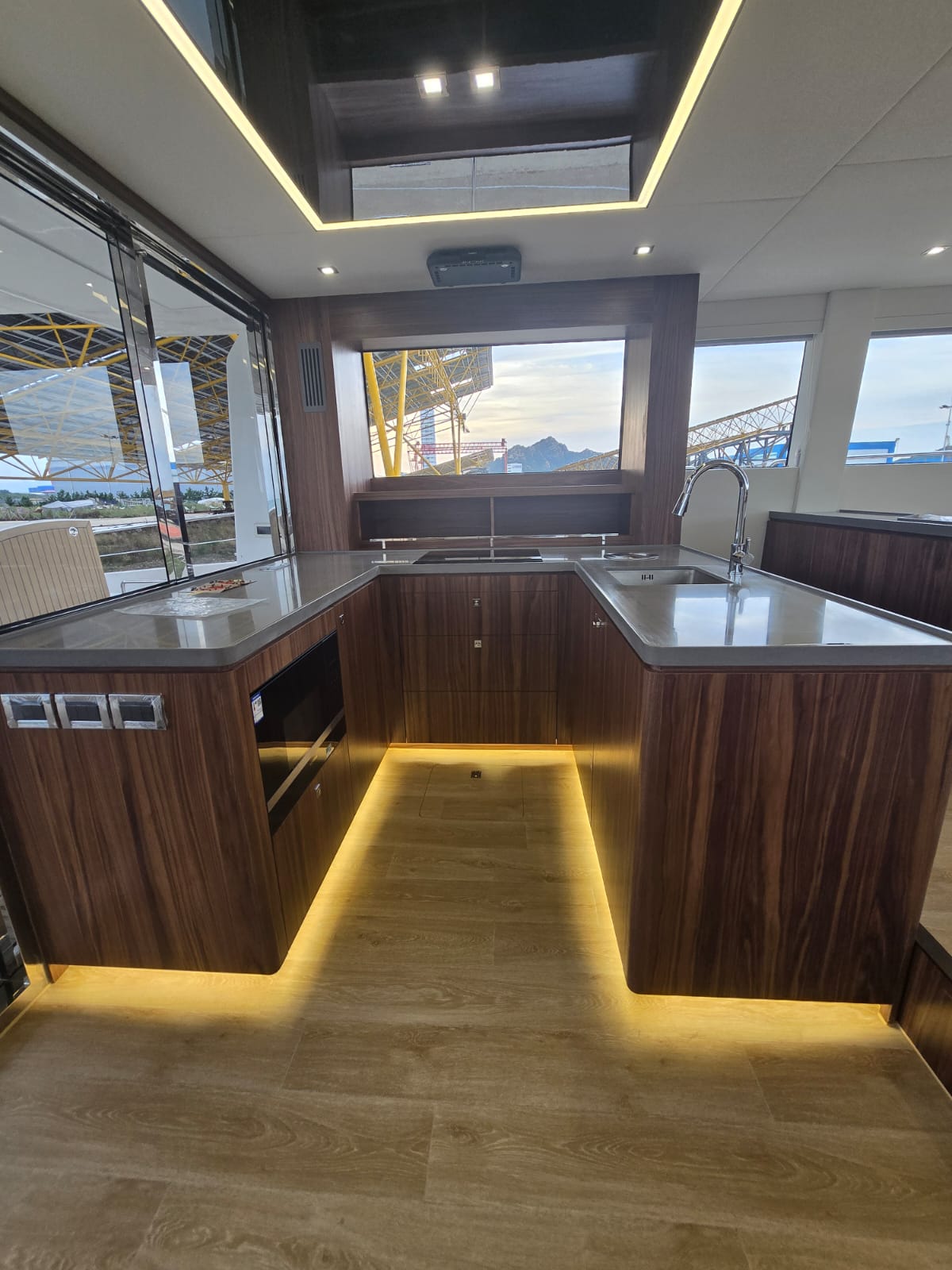 La Mer - Power Catamaran 56 - Photo 7
